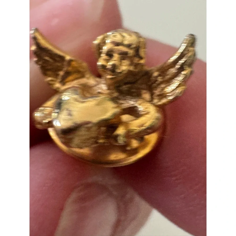 Vintage Gold Tone Cherub Angel Holding Heart Lapel Pin Brooch‎ Tie Tack Unisex